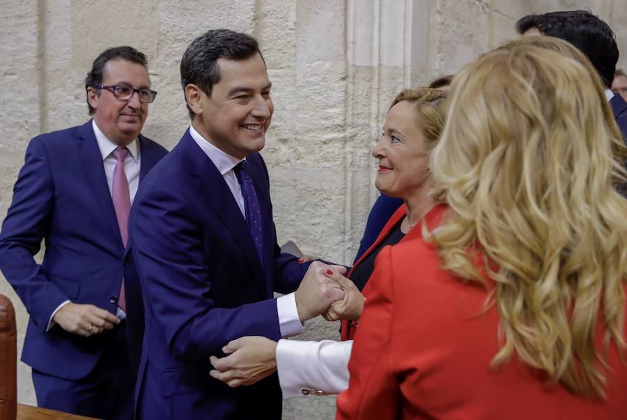 El líder del PP-A, Juanma Moreno recibe felicitacionesde la malagueña Mariví Romero.
