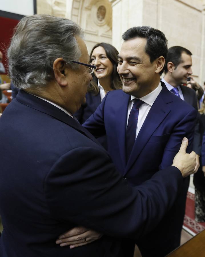 El exministro de Interior, Juan Ignacio Zoido, saluda al líder del PP-A, Juanma Moreno.