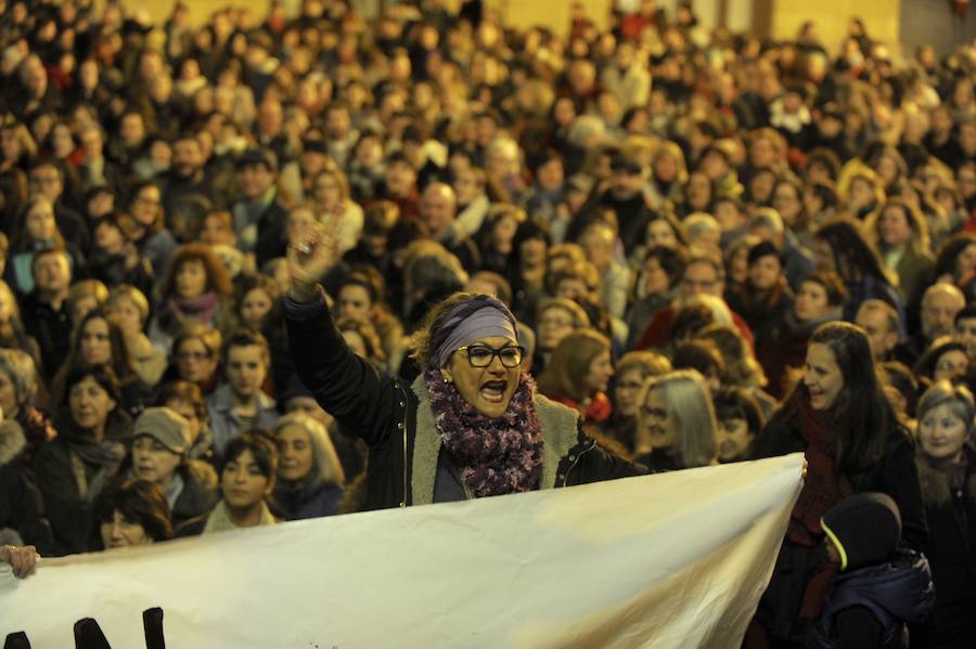 Las feministas lanzaron este martes una amplia movilización en toda España en contra del partido ultraderechista Vox, que causó indignación al denunciar la ley de violencia de género, hasta ahora apoyada de forma unánime por la clase política.