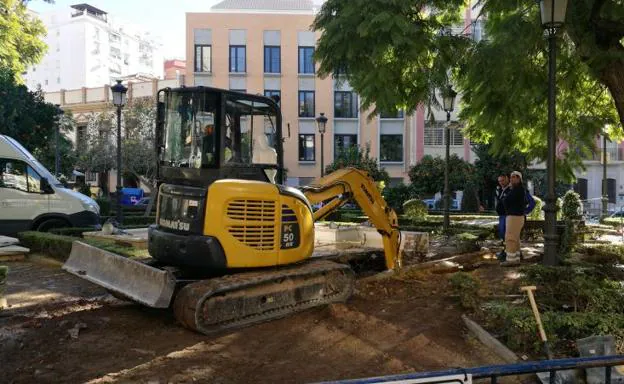 Trabajos en el lugar donde se produjo la última rotura de una tubería en el Jardín de los Monos.