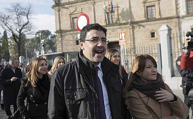 Mario Jiménez, a su llegada hoy al Parlamento andaluz.