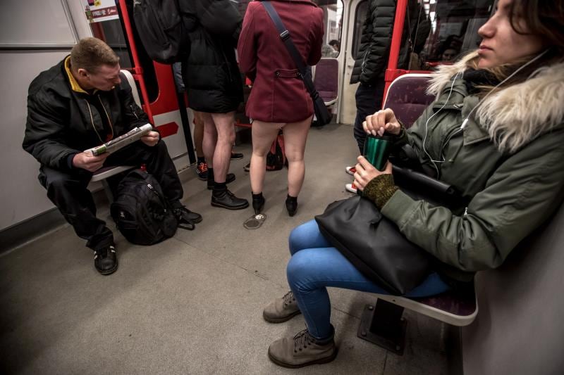 El evento 'No pants subway ride' ha dejado imágenes muy curiosas en Praga, donde la gente se ha quitado los pantalones para viajar en metro por simple diversión