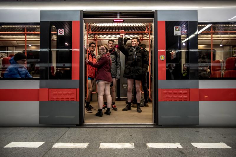 El evento 'No pants subway ride' ha dejado imágenes muy curiosas en Praga, donde la gente se ha quitado los pantalones para viajar en metro por simple diversión