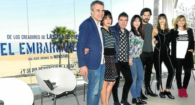 Protagonistas y creadores de 'El embarcadero' posan juntos ayer en Valencia, donde se presentó la serie. :: irene marsilla