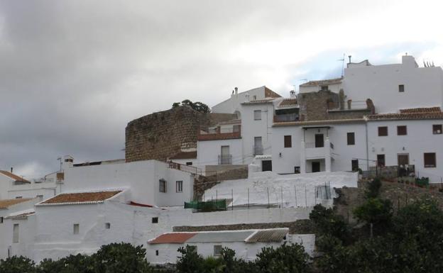 En El Burgo se pueden ver todavía algunas murallas de lo que fue el castillo de Miraflores.