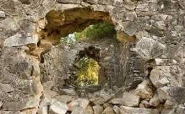 El castillo de El Nicio se encuentra en las estribaciones de Sierra Bermeja. 