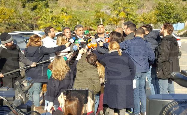 El padre de Julen, a la derecha, junto a Juan José Cortés, padre de la pequeña Mari Luz. 