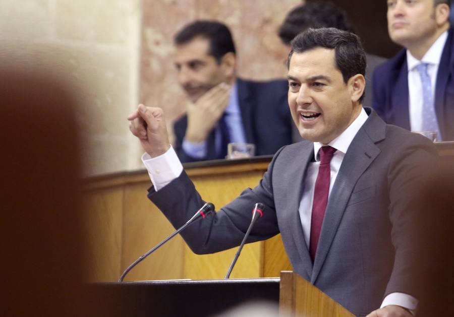 Juanma Moreno, este miércoles en el Parlamento andaluz en un turno de réplica