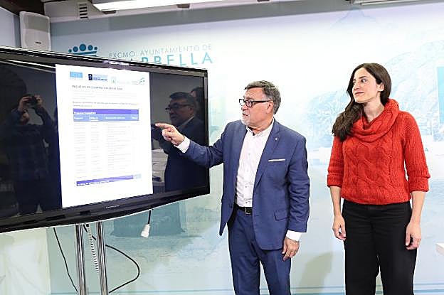 El concejal de Recursos Humanos, Baldomero León, ayer, junto a la técnico de su área, Elia Millán. :: sur