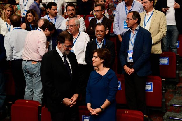 Rajoy y Sáenz de Santamaría, en el último congreso del PP. :: afp