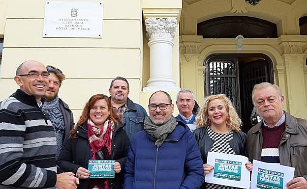 Representantes de las distintas formaciones, ante el Ayuntamiento. 