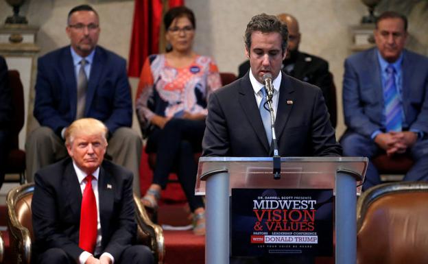 Trump escucha a Cohen, durante la campaña electora, en una imagen de archivo.