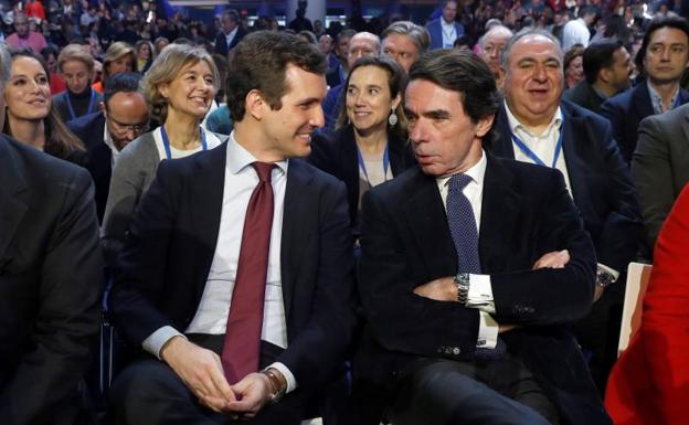 El presidente del PP, Pablo Casado, acompañado del expresidente del Gobierno y presidente de la Fundación FAES, José María Aznar, durante la segunda jornada de la Convención Nacional del Partido Popular