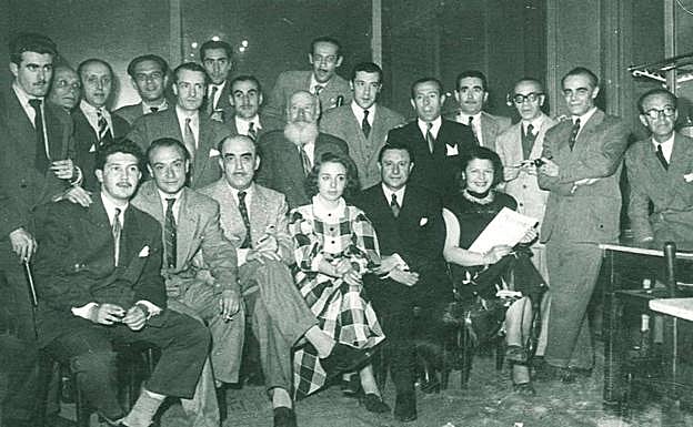 Con un grupo de intelectuales en un café de Madrid.