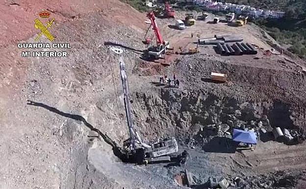 Vista aérea de los trabajos de rescate que se realizan en Totalán. 