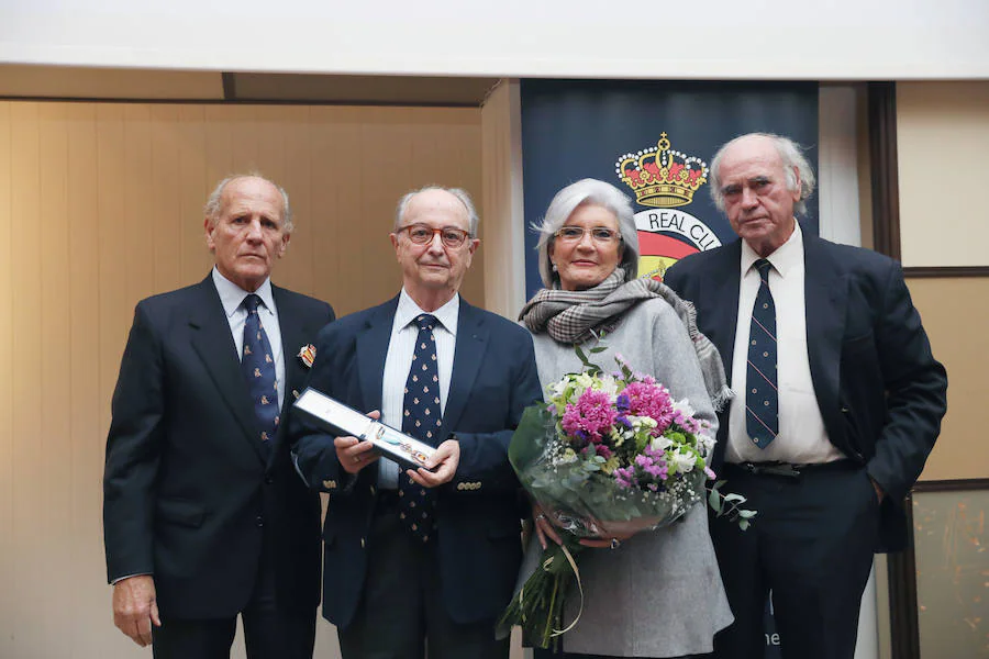 Eduardo Cestino, Francisco Lucena, Carmen Nieves Fajardo y Félix Gancedo durante un acto en el Real Club Mediterráneo para reconocer a sus socios más veteranos.