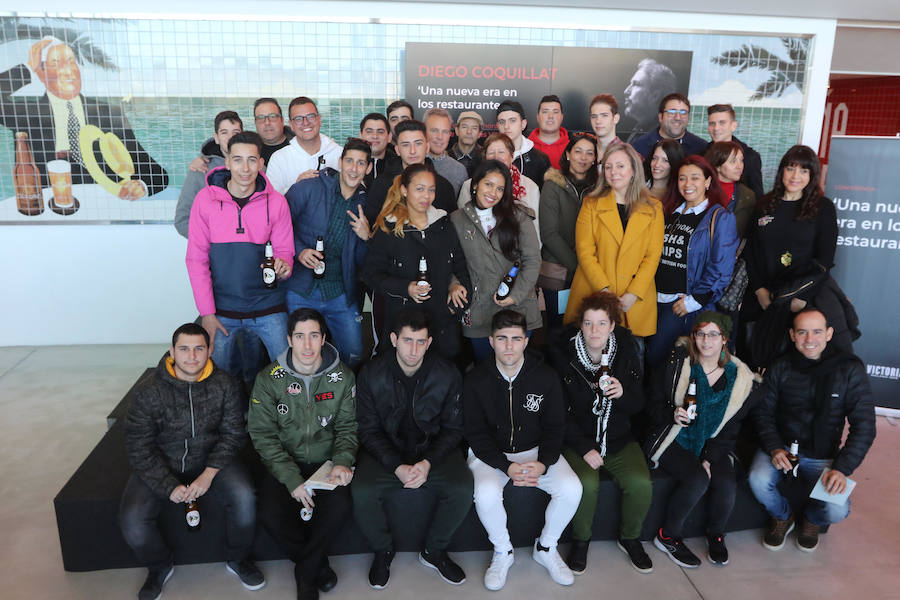 Cervezas Victoria acoge una masterclass de Diego Coquillat y el seminario ‘La tienda del futuro’. En la foto, alumnos de la Escuela de Hostelería de La Cónsula posan en una foto de familia durante el acto.