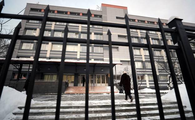 Un hombre camina junto al edificio del Centro Científico Federal de Cultura Física y Deporte en Moscú. 
