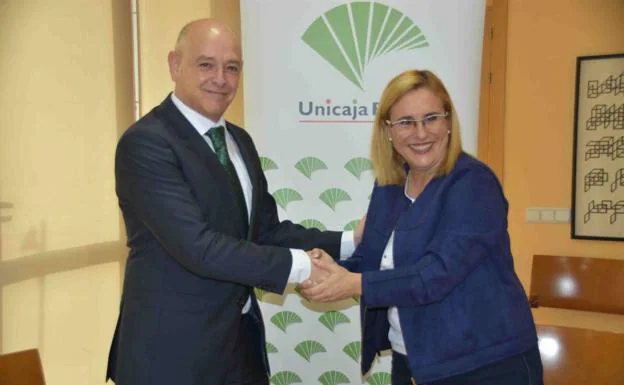 El acuerdo ha sido firmado por el Director de Relaciones Institucionales y Grupos de Interés y Sociales de Unicaja Banco, Fernando Ríos, y la Alcaldesa de Fuengirola, Ana Mul