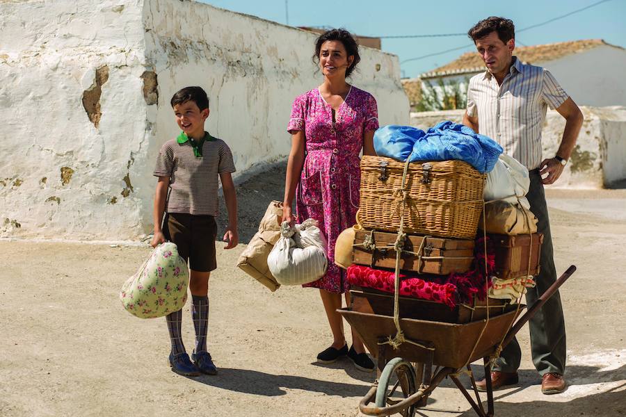 Penélope Cruz y Raúl Arévalo integran también el reparto del filme en el que el cineasta repasa su vida y trayectoria