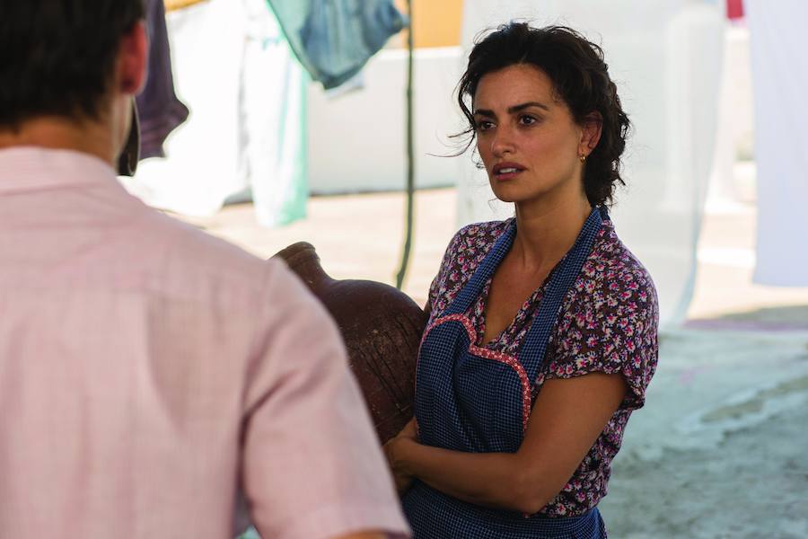 Penélope Cruz y Raúl Arévalo integran también el reparto del filme en el que el cineasta repasa su vida y trayectoria