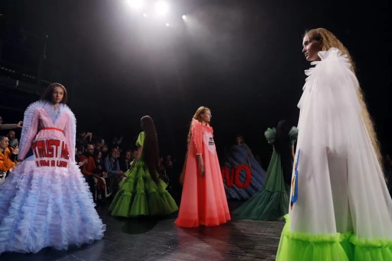 La 2019 Spring-Summer Haute Couture collection fashion show, celebrada en la capital francesa, ha dejado imágenes de vestimentas más que curiosas