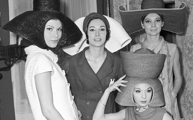 Modelos durante un desfile de la firma Vargas Ochagavía (Madrid, 1965). 