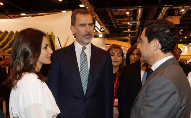 Don Felipe y doña Letizia conversan con el presidente de la Junta, Juanma Moreno.