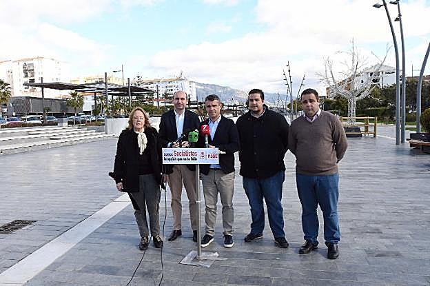 El equipo del PSOE, ayer, en un momento de la rueda de prensa en el bulevar de San Pedro.