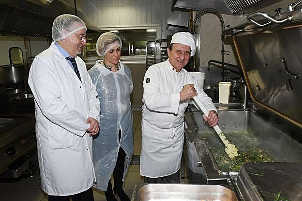 Santiago Domínguez, en las cocinas del Hospital Costa del Sol junto al gerente, Torcuato Romero. 