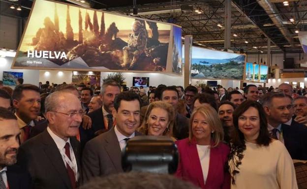 Imagen principal - Jacobo Florido, Francisco de la Torre, Juanma Moreno, Carolina España, Ángeles Muñoz y María del Mar Martín Rojo. Juanma Moreno, en el metro. Juan Marín conversa con la alcaldesa de Córdoba. 