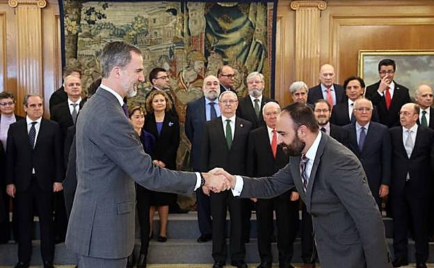 Cortés saluda a don Felipe. 