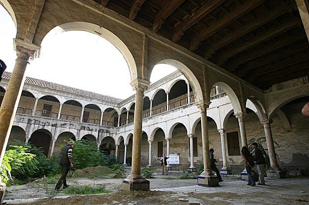 Interior del edificio del que se conserva el patio porticado y una capilla. 