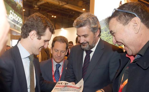 Imagen principal - Pablo Casado sonríe junto a Ángel González al ver la primera página de SURde ayer en el pabellón andaluz. La expectación que despertaron Susana Díaz y Pablo Casado en el pabellón andaluz hizo que se llenara de público. Casado, con Francisco de la Torre y Martín Rojo, en el expositor de Málaga. 