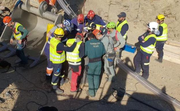 Trabajos en la zona durante el rescate del pequeño. 