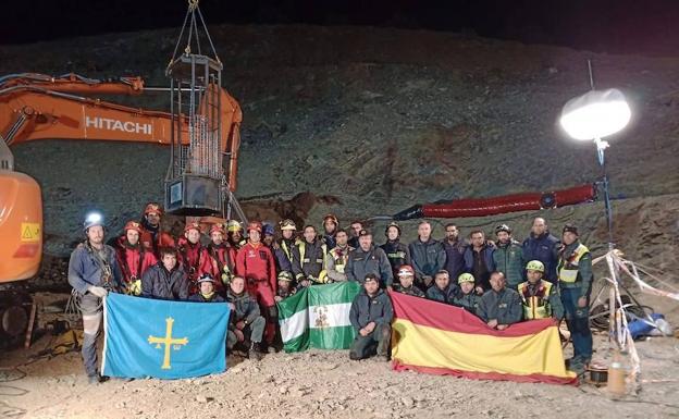 Bomberos, guardias civiles y los mineros asturianos se reúnen tras finalizar la búsqueda de Julen.