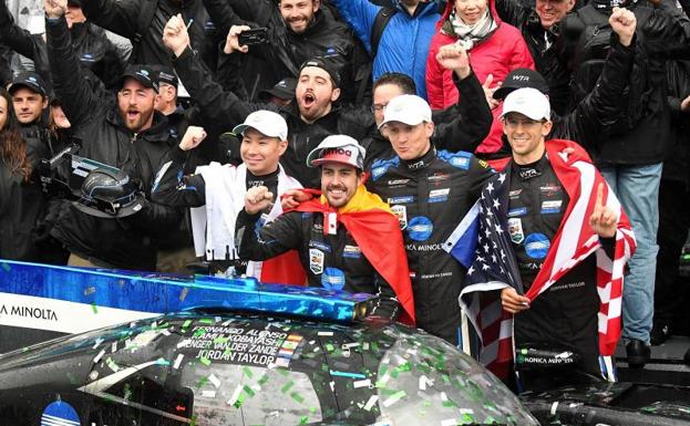 Alonso celebra junto al resto de miembros del equipo Cadillac su triunfo en Daytona.