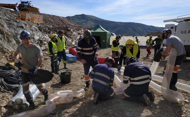 Imagen principal - Trabajo frenético en el tramo final del rescate de Julen en Totalán.Vista elevada del operativo de rescate una vez finalizada la perforación. Selfie que Nico Rando envió a su mujer para decirle que estaba bien. 