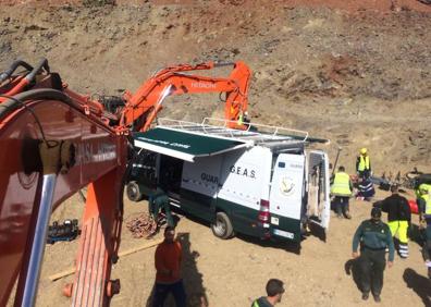 Imagen secundaria 1 - Trabajo frenético en el tramo final del rescate de Julen en Totalán.Vista elevada del operativo de rescate una vez finalizada la perforación. Selfie que Nico Rando envió a su mujer para decirle que estaba bien. 