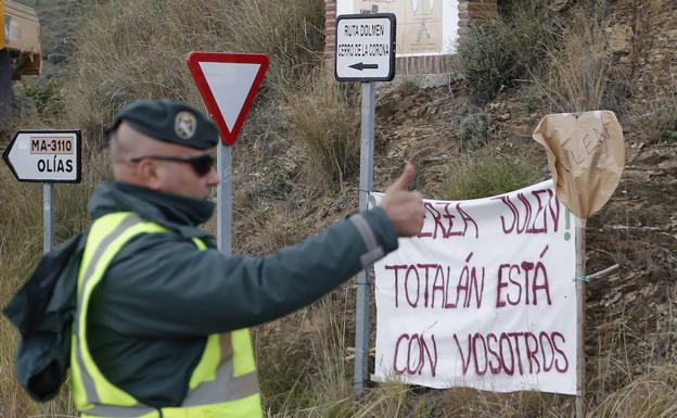 Una pancarta en apoyo a Julen preside el puesto de mando en el cruce entre Olías y Totalán. 