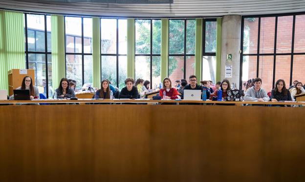 Nueve estudiantes, en la Biblioteca General. :: félix palacios