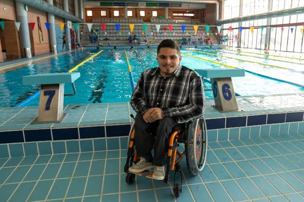 Luis Manuel Troughton en la piscina del Complejo Deportivo de la UMA. :: Félix Palacios