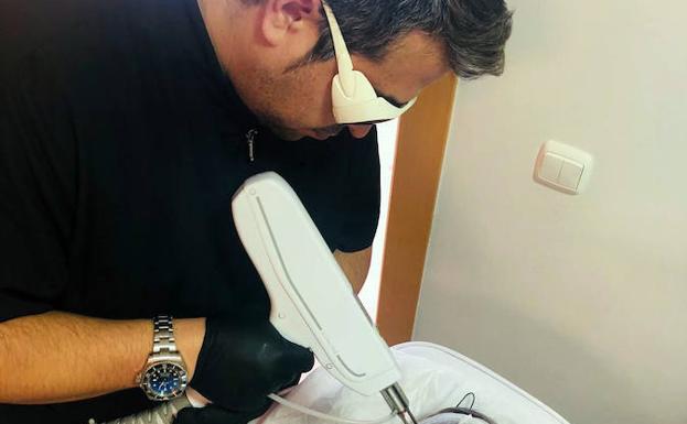 El Dr. César Guidi durante la realización de una de las terapias del centro. 