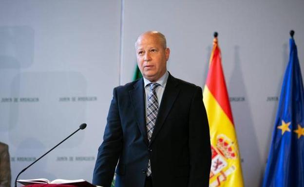 Imbroda tranquiliza a los sindicatos educativos de que las oposiciones seguirán adelante