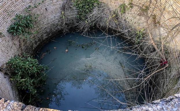 En el interior del pozo todavía permanece la correa del perro al que paseaba el fallecido.