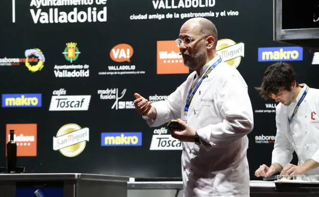El pastelero Jordi Butrón sobre las tablas del escenario de Madrid Fusión.