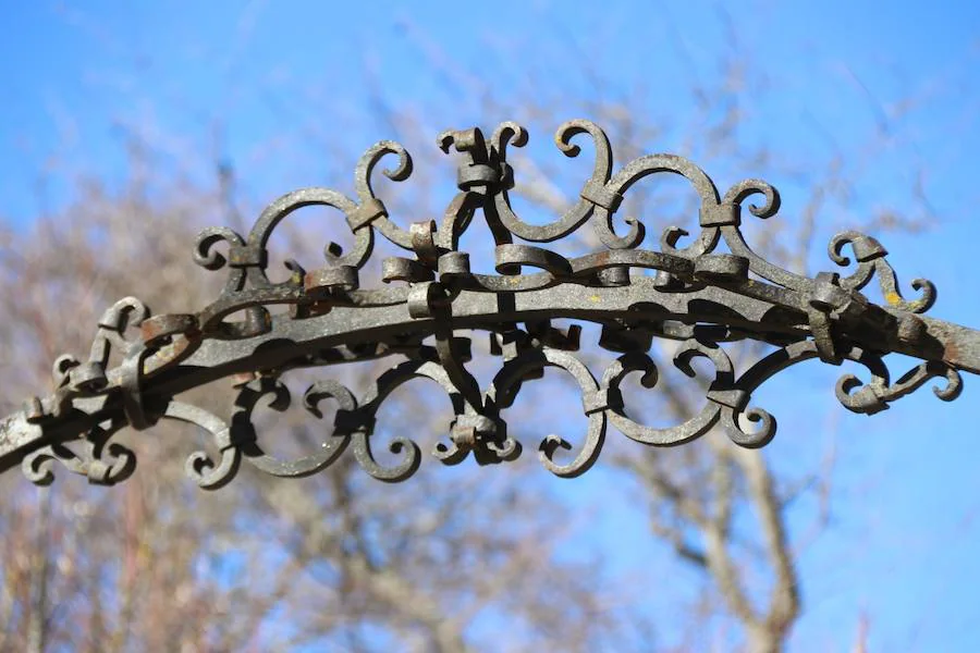 Este parque, con un jardín de estilo árabe o mediterráneo, monumentos y gran variedad botánica, evoca recuerdos de la niñez de los habitantes rondeños