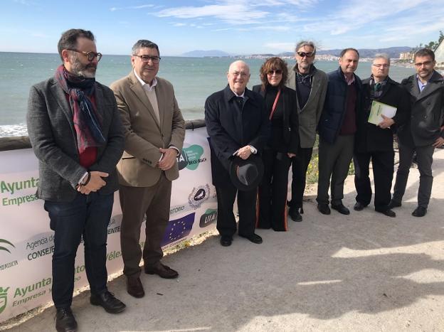 Representantes de la Junta, el Ayuntamiento, la UMA, la asociación AGRECA y el Aula del Mar, ayer. 