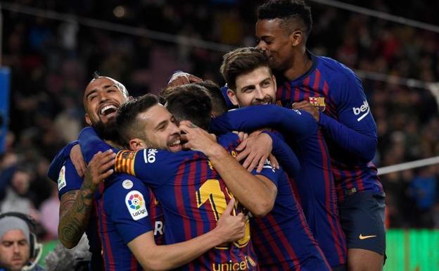 Los jugadores del Barça celebran el gol de Messi.