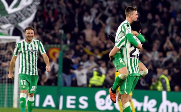 Los jugadores béticos celebran el gol de Mandi.